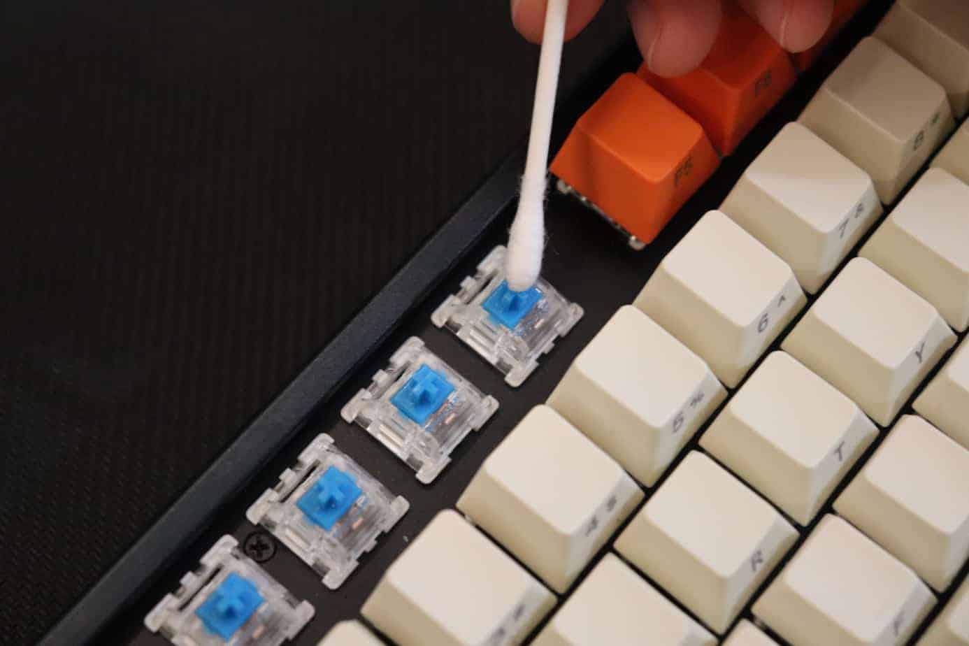 How to Lube Keyboard Switches without Desoldering Switch And Click