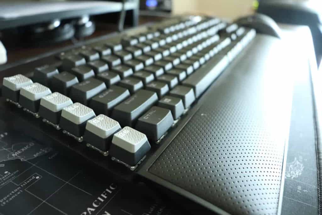 Teclado Corsair K95 RGB Platinum XT Cherry MX –