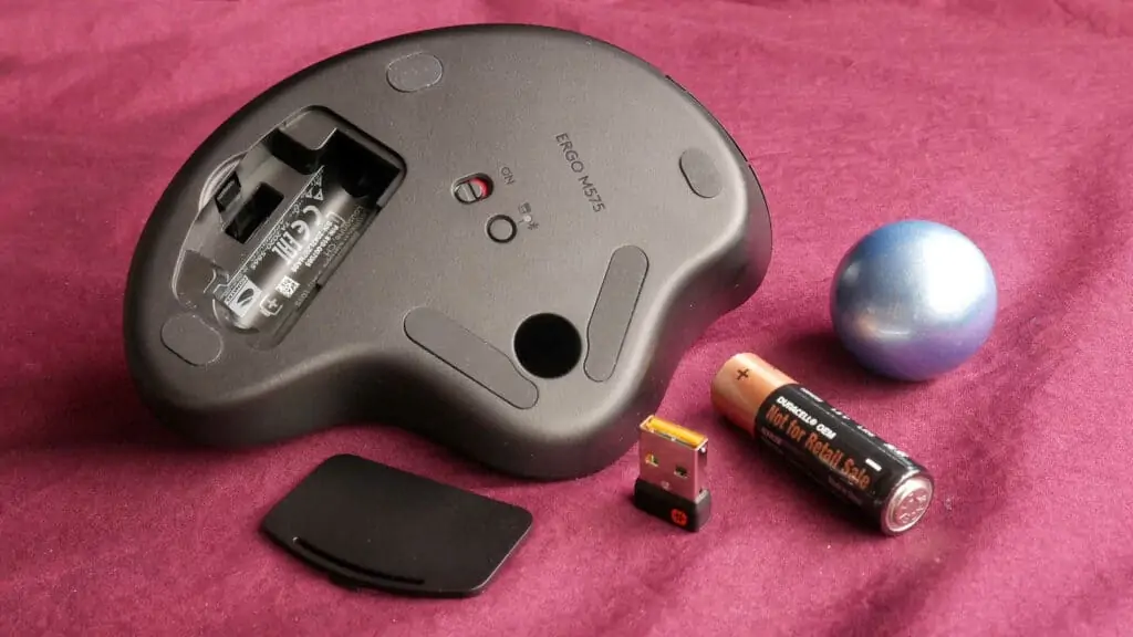 The Logitech M575 disassembled 