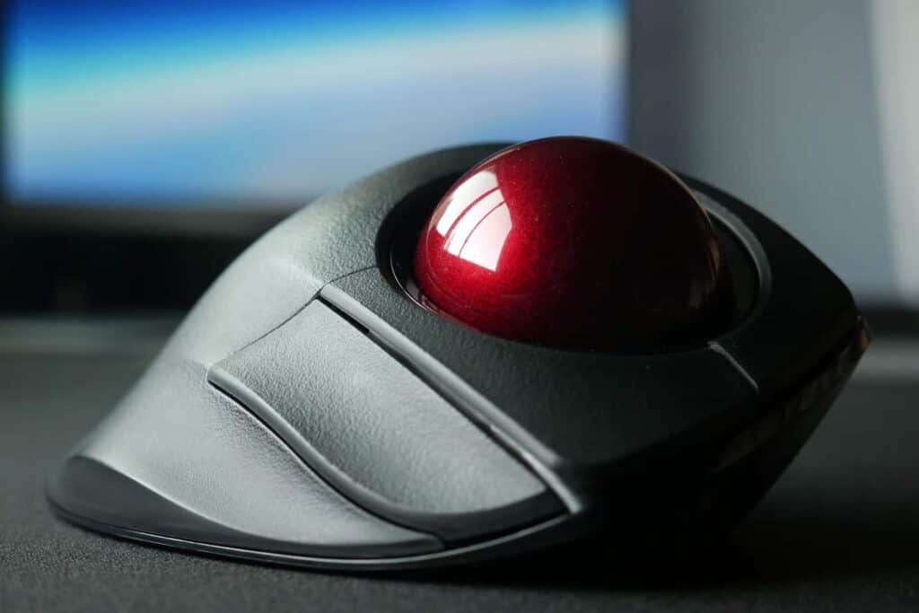 Front view of the Elecom Deft Pro trackball